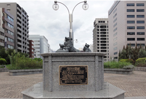 中央区立築地川銀座公園に設置されている「名犬チロリ記念碑」